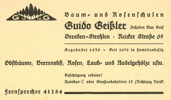 Die historische Visitenkarte von 1930 zeigt die Baum- und Rosenschulen Guido Geißler mit ihren Kontaktdaten und Angeboten. Gestaltet ist die rechteckige Pappkarte in altdeutscher Schrift, mit Logo und auf dunkelgelben Hintergrund.